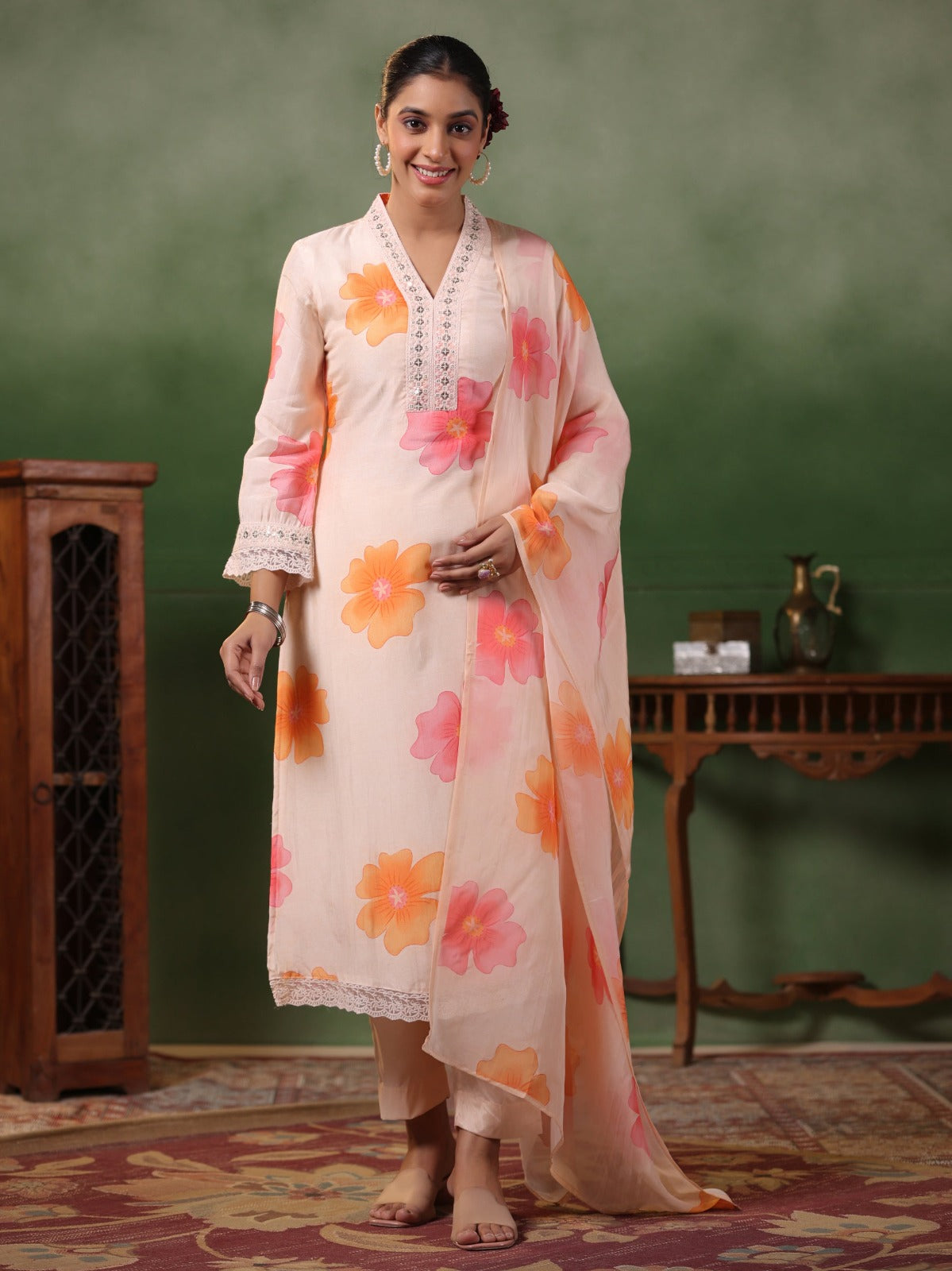 Women Floral Print V-Neck Straight Kurta with Pants