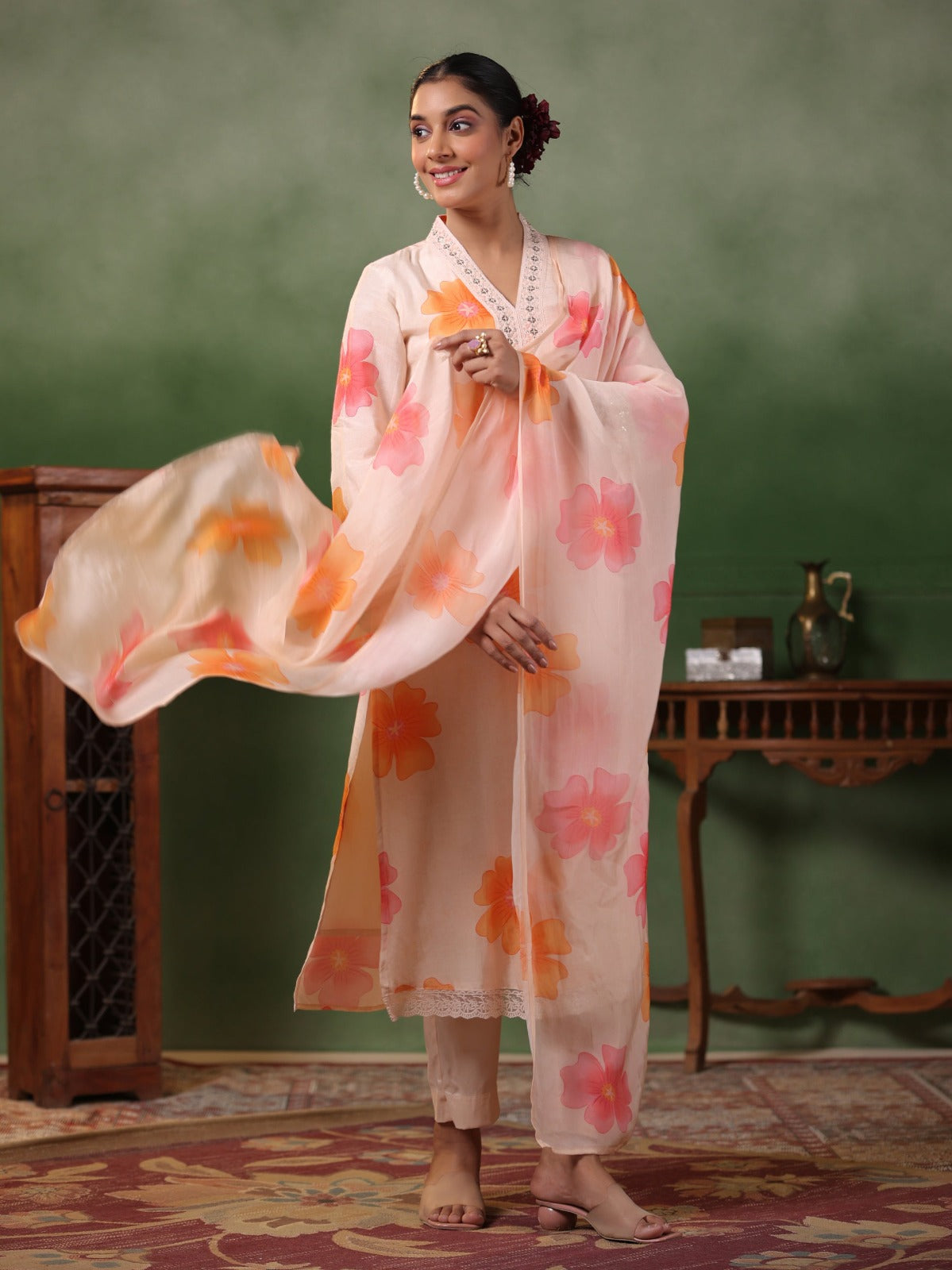 Women Floral Print V-Neck Straight Kurta with Pants