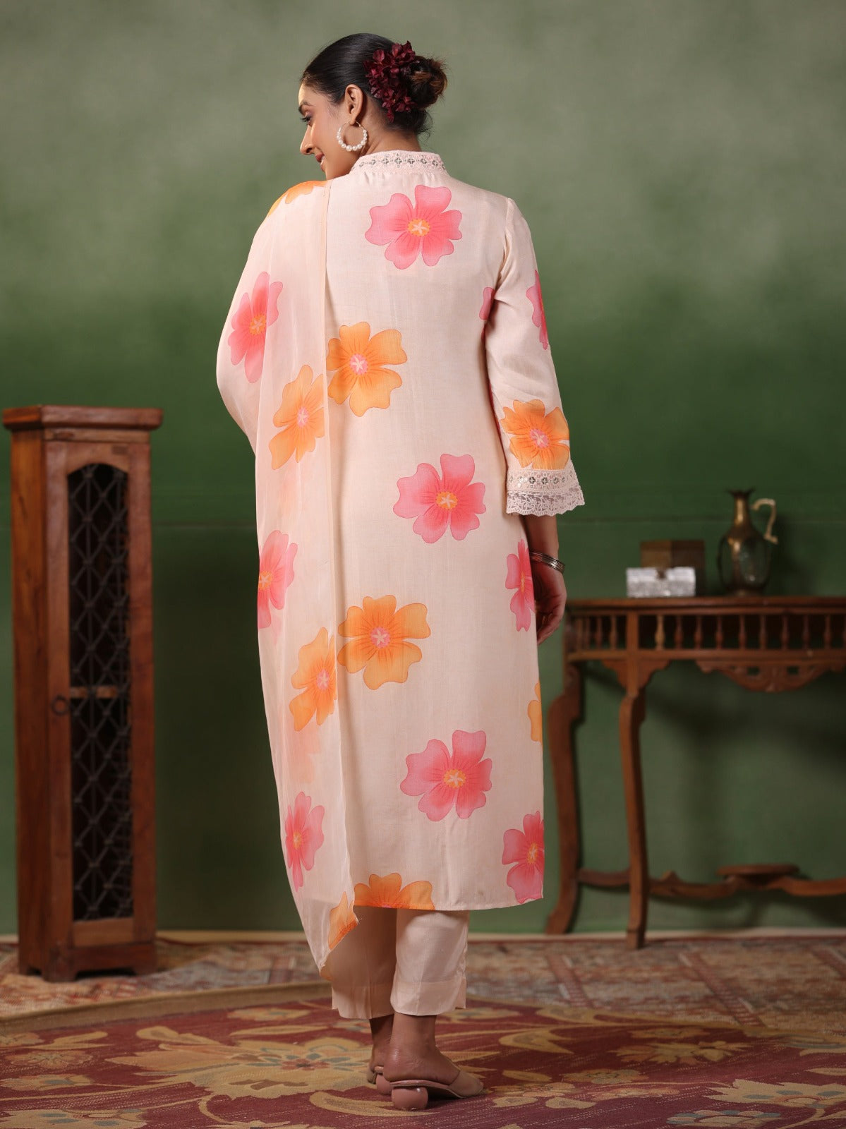 Women Floral Print V-Neck Straight Kurta with Pants