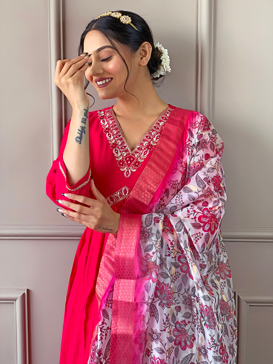 Pink Floral Jacquard Dupatta with Viscose Chanderi Kurta Set