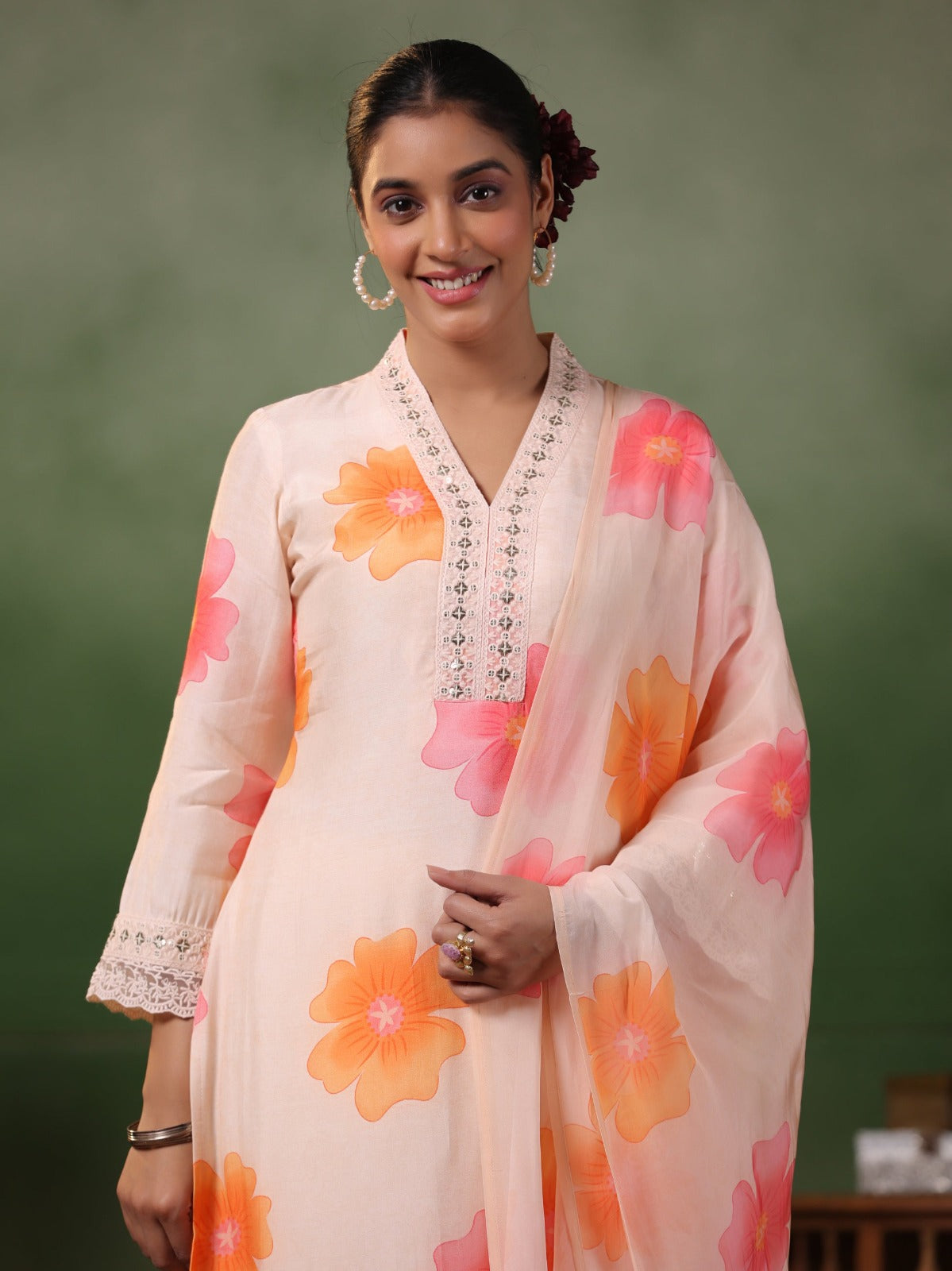 Women Floral Print V-Neck Straight Kurta with Pants