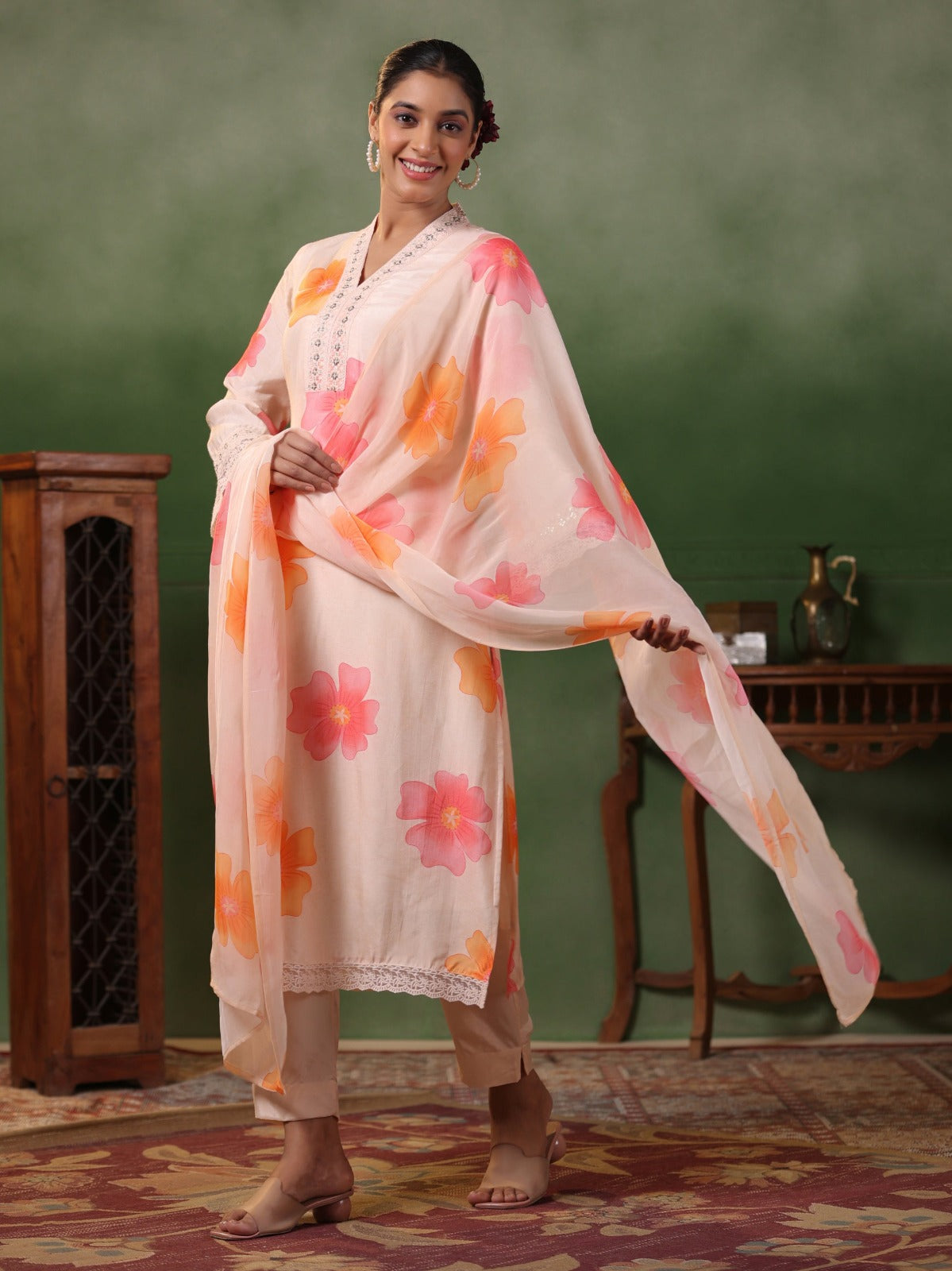 Women Floral Print V-Neck Straight Kurta with Pants